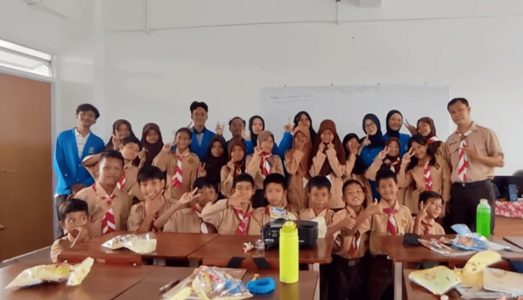 Mahasiswa UBSI memberikan edukasi kepada siswa SDN 03 Pasar Baru