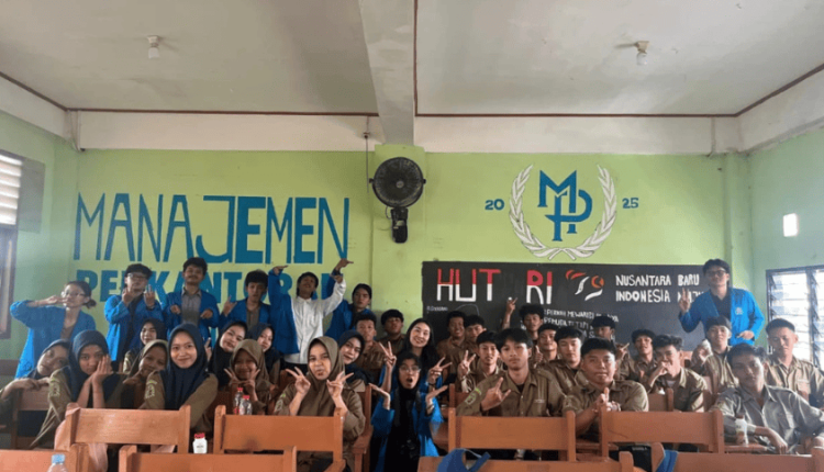 Mahasiswa UBSI foto bersama siswa SMK Muhammadiyah 01 Ciputat pada kegiatan PKM