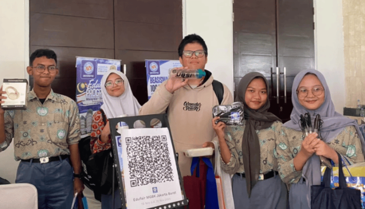 Suasana keramaian di stan UBSI Kampus Slipi pada Edufair MGBK Jakarta Barat 2025