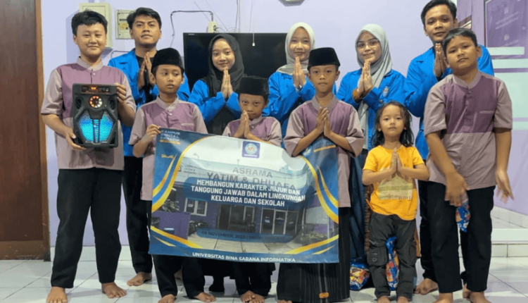 Mahasiswa Sistem Informasi UBSI berfoto bersama anak-anak Griya Yatim & Dhuafa Kemanggisan setelah melaksanakan program