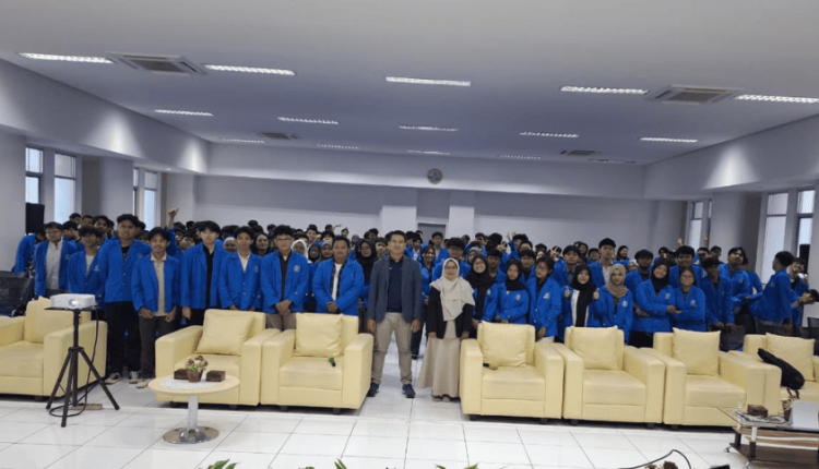 Foto bersama alumni UBSI dan mahasiswa setelah seminar digital