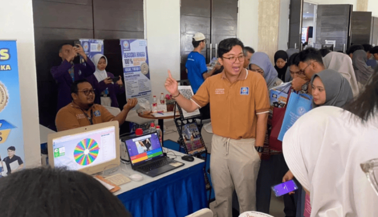 Suasana stan UBSI Kampus Slipi pada Edufair MGBK Jakarta Barat 2025 saat tim menyampaikan semangat 'Nulla Tenaci Invia Est Via' kepada para siswa