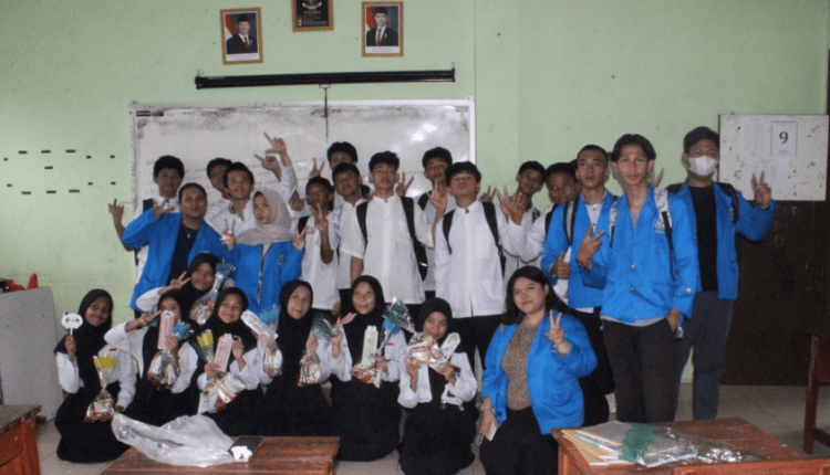 Mahasiswa UBSI Kampus Margonda berfoto bersama peserta setelah melaksanakan kegiatan pengabdian masyarakat