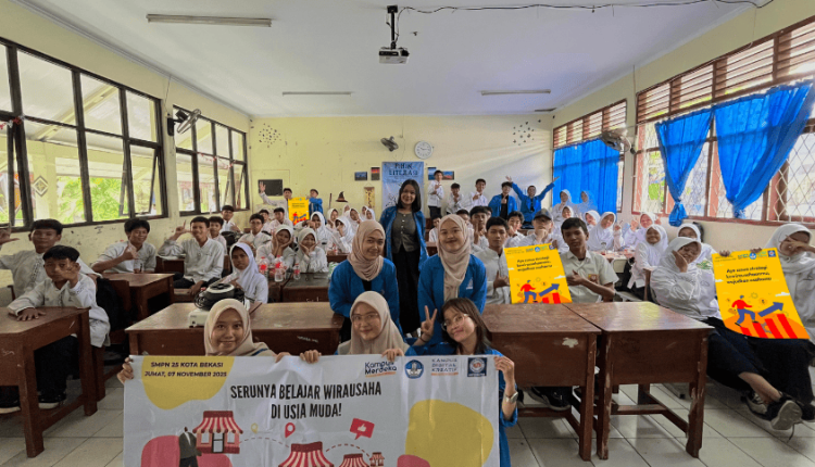 Mahasiswa UBSI foto bersama siswa SMP Negeri 25 Bekasi setelah kegiatan PKM