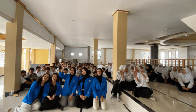 Foto bersama mahasiswa UBSI saat menggelar sosialisasi anti bullying di SMK Setya Karya