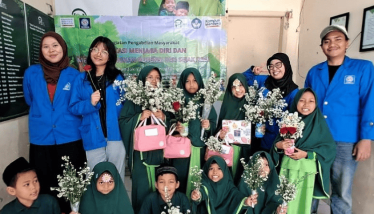 Foto bersama mahasiswa UBSI Kampus Slipi dan anak-anak Pondok Yatim & Dhuafa Palmerah setelah kegiatan Pengabdian Masyarakat