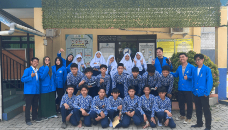 Suasana foto bersama mahasiswa UBSI dan siswa SMPIT Insan Tauhid School setelah kegiatan edukasi penguatan ideologi negara