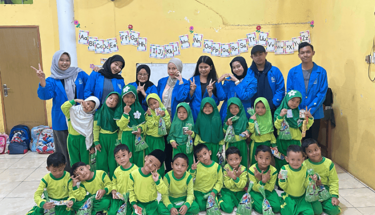 Kegiatan sosialisasi Mahasiswa budaya 5S (Senyum, Salam, Sapa, Sopan, dan Santun)