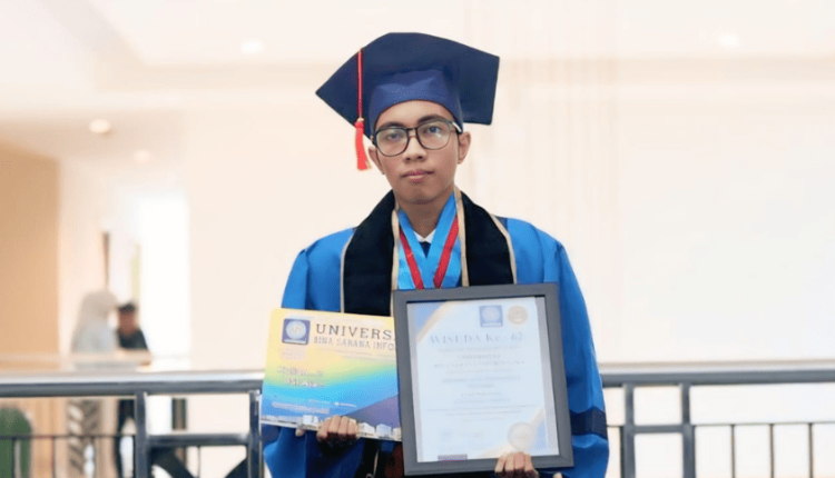 Mahasiswa Program Studi Rekayasa Perangkat Lunak Summa Cum Laude dengan IPK 4,00
