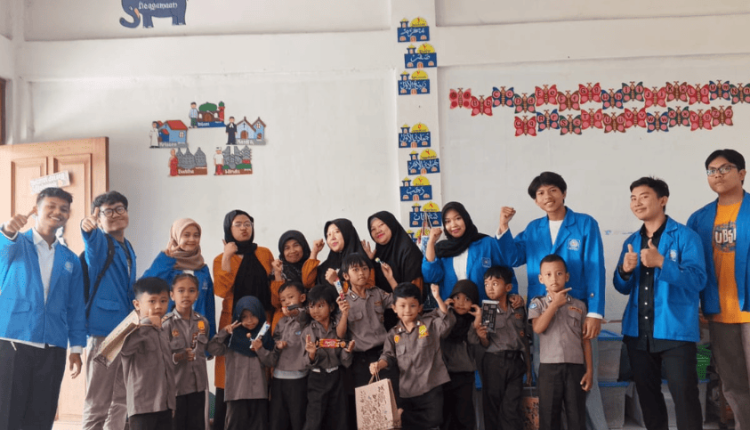Mahasiswa UBSI Kampus Sukabumi berfoto bersama siswa dan guru TK Suaibi setelah kegiatan edukatif