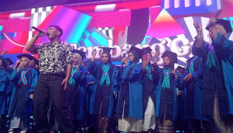 Wisuda Kok Seramai Ini? UBSI ke-62 Bikin Ambyar Massal Berkat Goyangan Tembang Gula