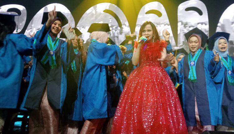 Suasana Wisuda UBSI Semakin Berkesan, Aksi DISCO’NAN Beri Warna Baru dalam Prosesi Formal