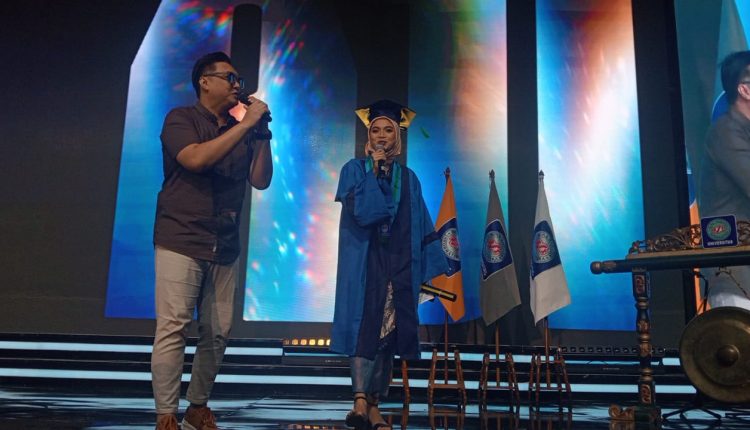 Iringi Langkah Ribuan Lulusan, Icha ‘Jikustik’ Warnai Wisuda UBSI ke-62 dengan Harmoni Penuh Inspirasi