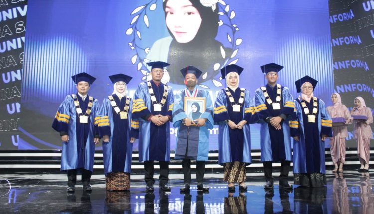Wisuda UBSI ke-62 Dihadiri Isak Haru Gelar Sarjana Almarhumah Frida Hasanah Diserahkan kepada Sang Ayah