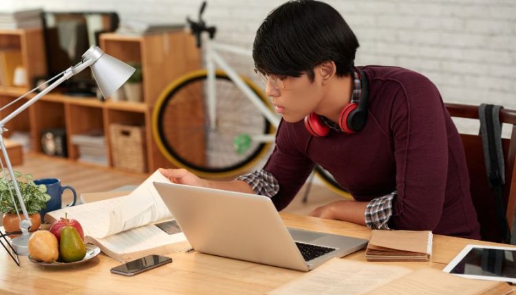 Ketika IPK Tak Lagi Cukup, Urgensi Pengembangan Diri Mahasiswa di Era Digital