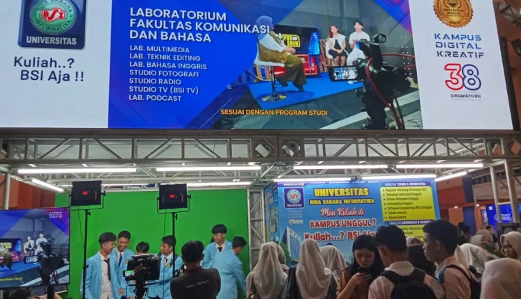 Rasakan Sensasi Jadi Anchor Berita, Booth UBSI Curi Perhatian di IFCE 2026