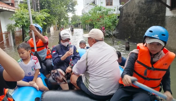 UKM Pecinta Alam UBSI Evakuasi Korban Banjir Ciledug dengan Perahu Karet