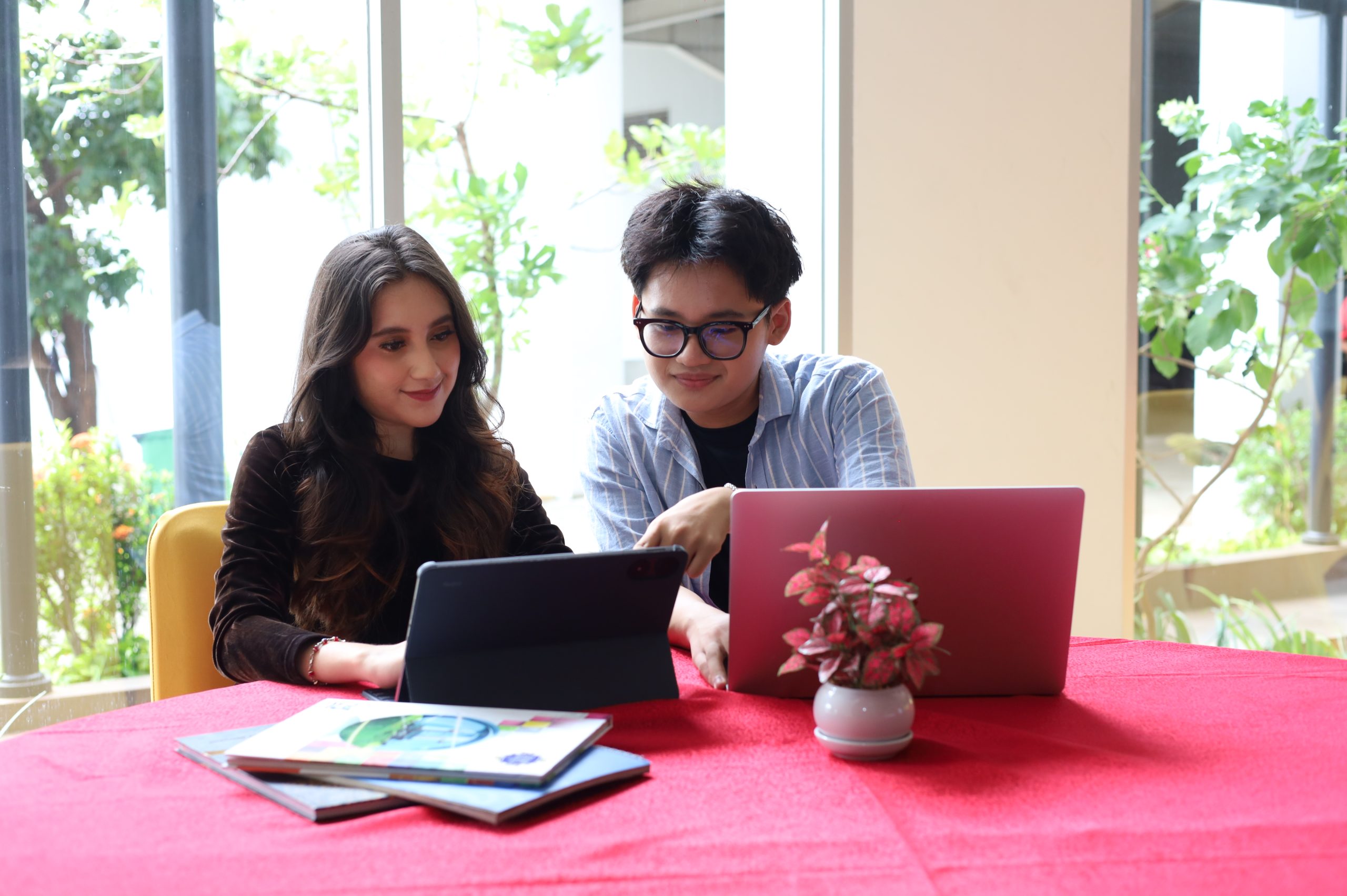 Prodi Sistem Informasi Akuntansi UBSI Cikampek membekali mahasiswa dengan penguasaan platform ERP terkini untuk mencetak profesional akuntansi digital siap industri.