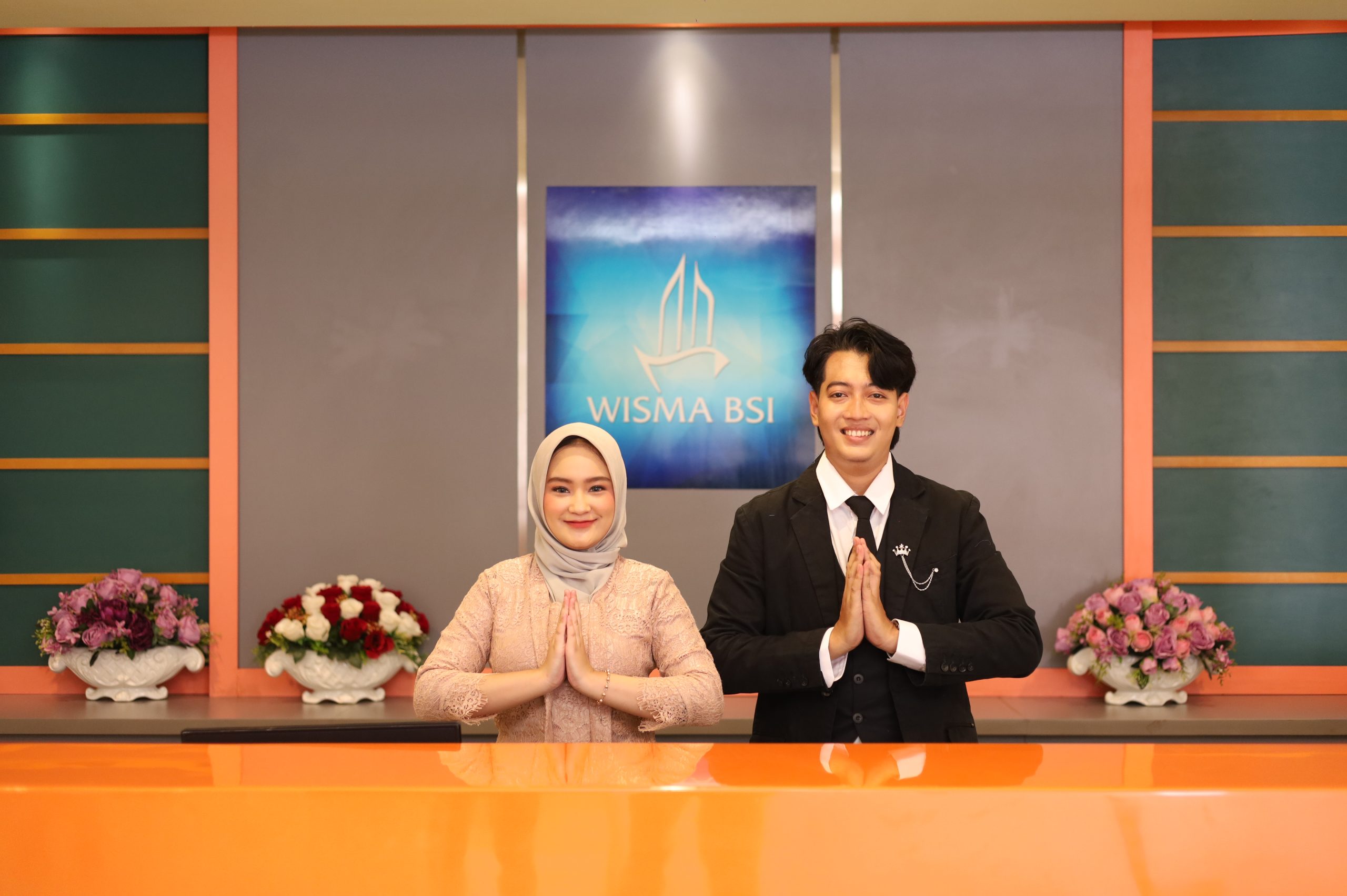 Tantangan Dunia Kerja dan Kesenjangan Akademik Dunia kerja saat ini menuntut lulusan yang siap pakai. Perusahaan membutuhkan individu yang mampu beradaptasi cepat, memahami teknologi, serta memiliki pengalaman praktis sejak awal. Namun, kesenjangan antara dunia akademik dan industri masih menjadi persoalan yang kerap dihadapi lulusan perguruan tinggi.
