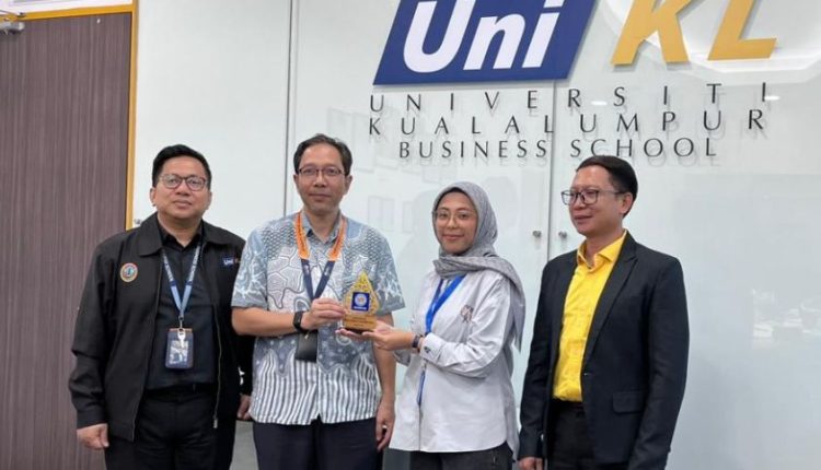 Edutrip UBSI Tukar Plakat dengan UniKL Kuala Lumpur