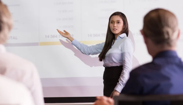 7 Strategi Presentasi Kuliah Agar Lebih Percaya Diri dan Profesional