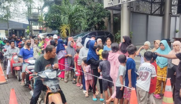 Ibu Rohayani Sebut Berbagi Nasi Box UBSI Kampus Jatiwaringin Sangat Membantu Warga Sekitar