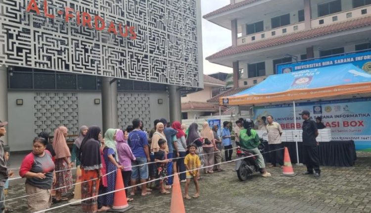 Tak Sekadar Berbagi, UBSI Kampus Jatiwaringin Tanamkan Karakter Sosial Lewat Nasi Box Ramadhan