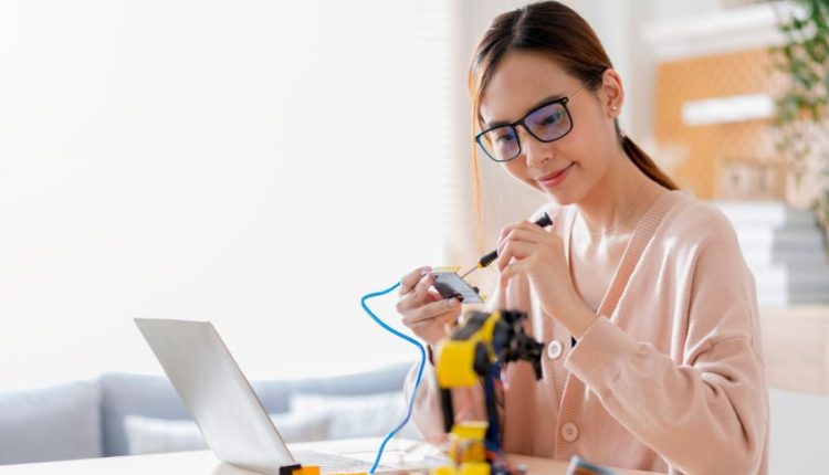 Bukan Cuma Ahli Listrik, Lulusan Prodi Teknik Elektro Bisa Bangun Bisnis Bernilai Miliaran