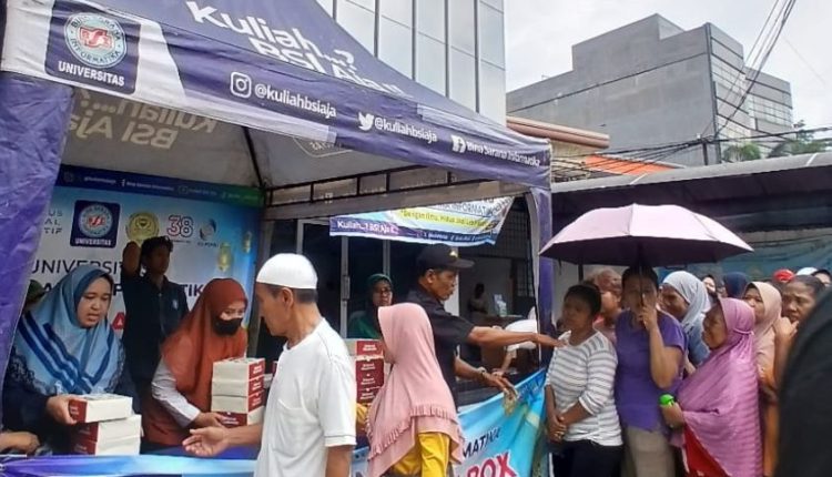 Hangatkan Ramadhan, UBSI Kampus Salemba Tebar Kebaikan Lewat Program Berbagi Nasi Box