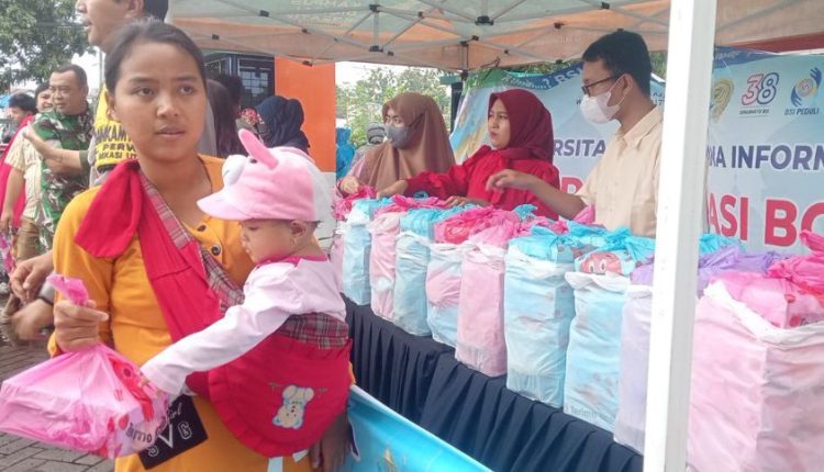 Senyum dan Doa di Setiap Nasi Box, Aksi Berbagi UBSI Sentuh Hati Warga