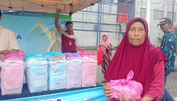 Terharu Terima Nasi Box dari UBSI, Sadiyah: ‘Semoga yang Berbagi Panjang Umur dan Banyak Rezeki’