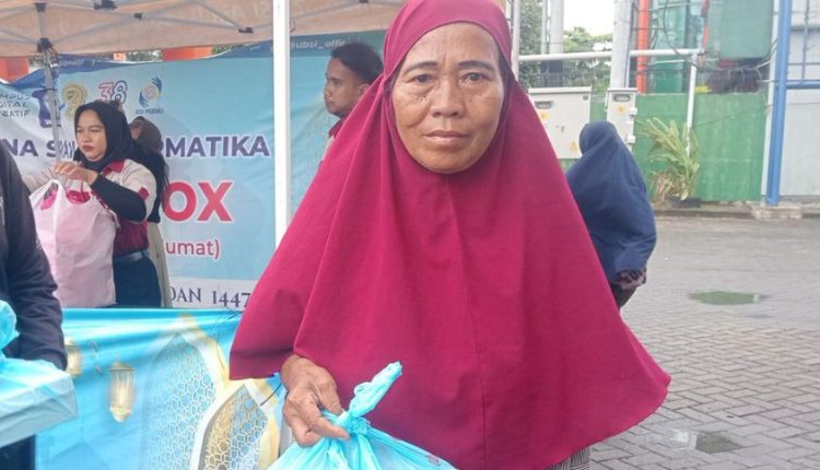 Doa Warga Mengalir untuk UBSI, Aksi Berbagi Nasi Box Ramadhan Bikin Haru