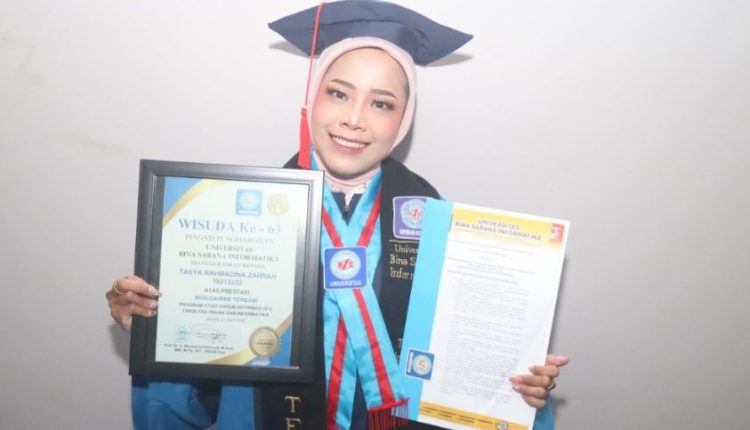 Mahasiswi Pekerja Berhasil Lulus, Tekankan Pentingnya Manajemen Waktu bagi Wisudawan UBSI