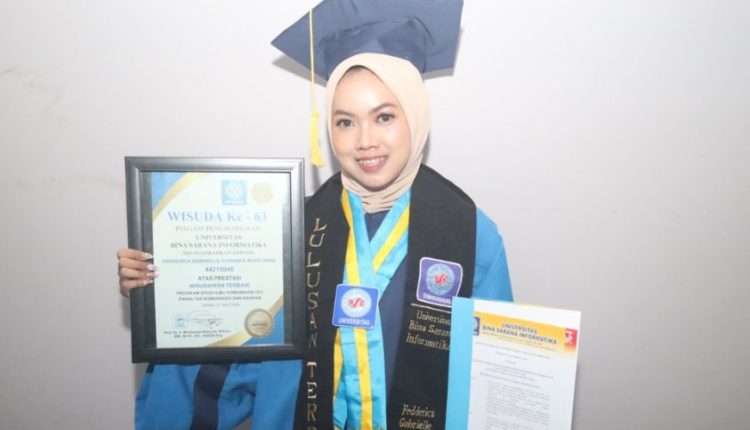 Inspiratif! Biaya Sendiri dan Tetap Berprestasi, Jadi Wisudawan Terbaik UBSI