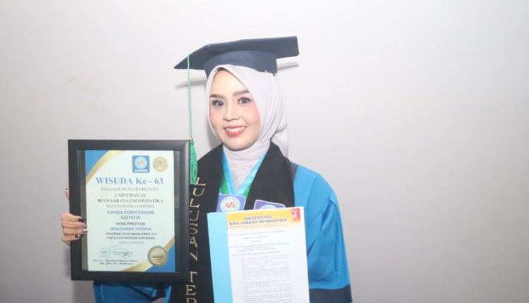 Hampir Menyerah di Semester Akhir, Mahasiswi Ini Justru Jadi Wisudawan Terbaik UBSI