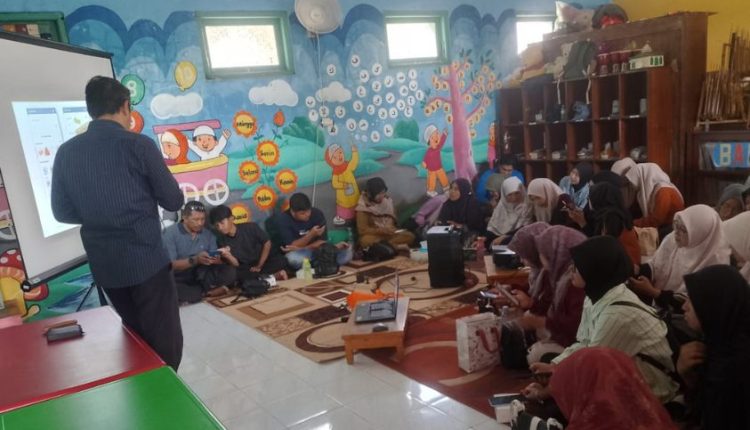 UBSI Latih UMKM Desa Ragajaya Susun Laporan Keuangan Lewat Handphone