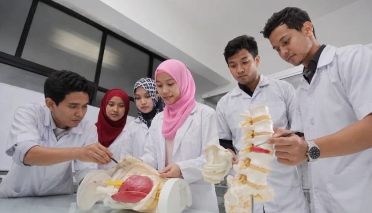 Belajar Anatomi Lebih Interaktif, Mahasiswa D3 Keperawatan UBSI Kampus Salemba 45 Tingkatkan Skill Praktik Sejak Dini
