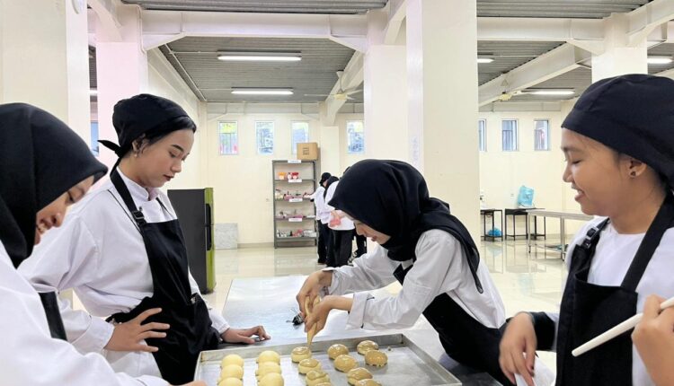 Mahasiswa Perhotelan UBSI Kampus Yogyakarta Tunjukkan Kompetensi Industri Lewat Praktikum Bakery
