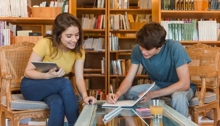 Bukan Cuma Jago Ngomong, Ini Alasan Prodi Ilmu Komunikasi Jadi Jurusan Favorit Generasi Digital