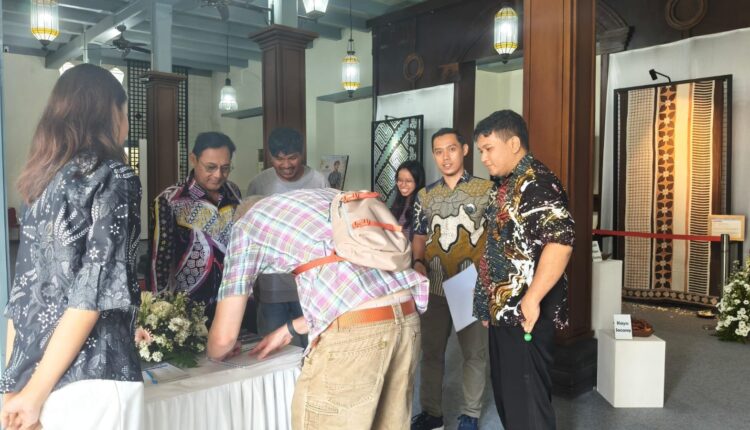 Dosen UBSI Kampus Solo Gelar Pameran Batik Premium di Benteng Vredeburg