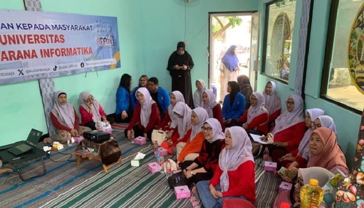 Dosen UBSI Latih Kader PKK Bintara Bikin Poster Digital
